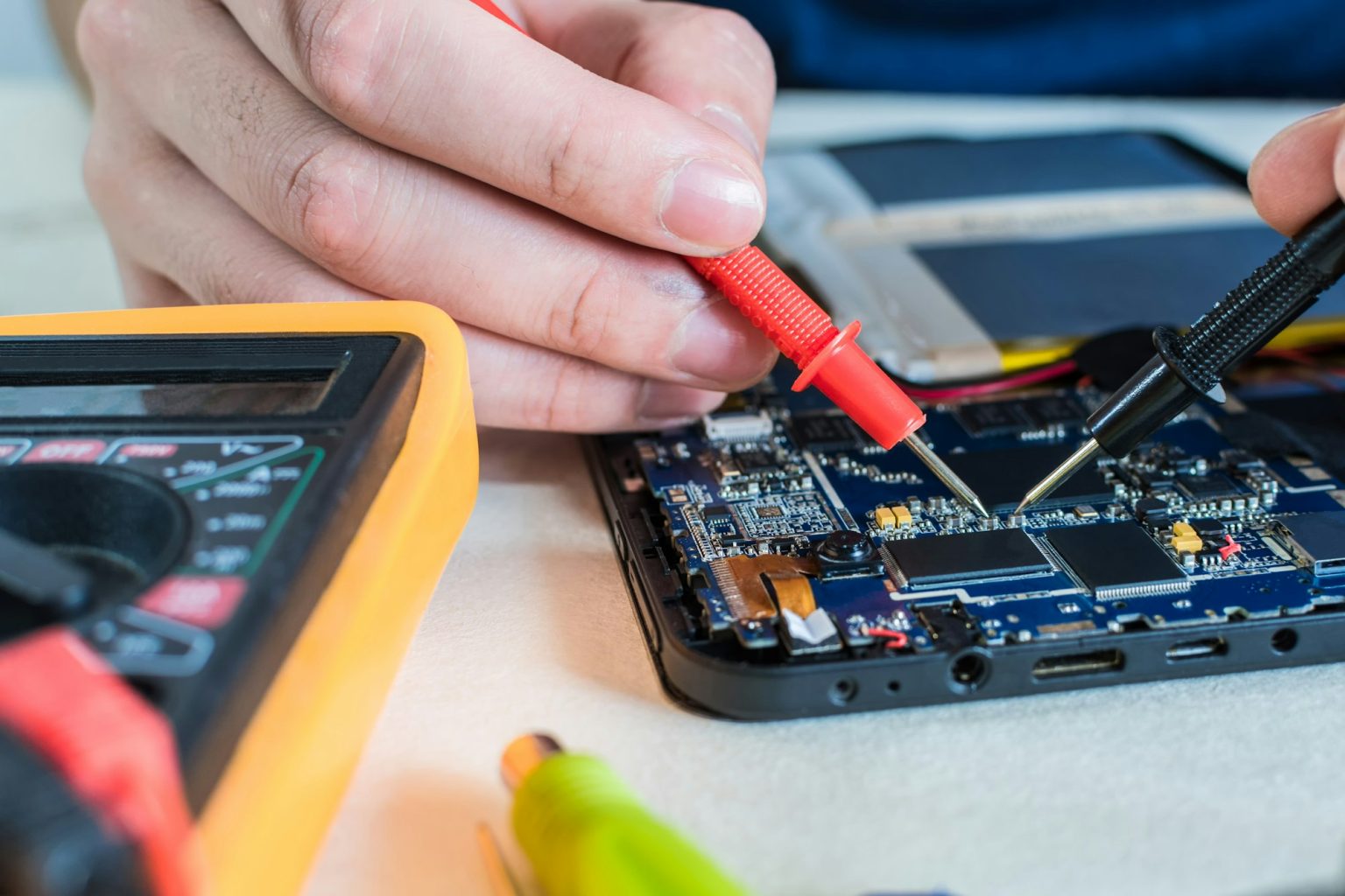 smart-phone-and-tablet-repair-in-a-technology
